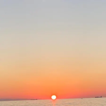 Seaside Calm - 1 Bedroom Flat Just 2 Minutes Walk From The Golem (Tirana)